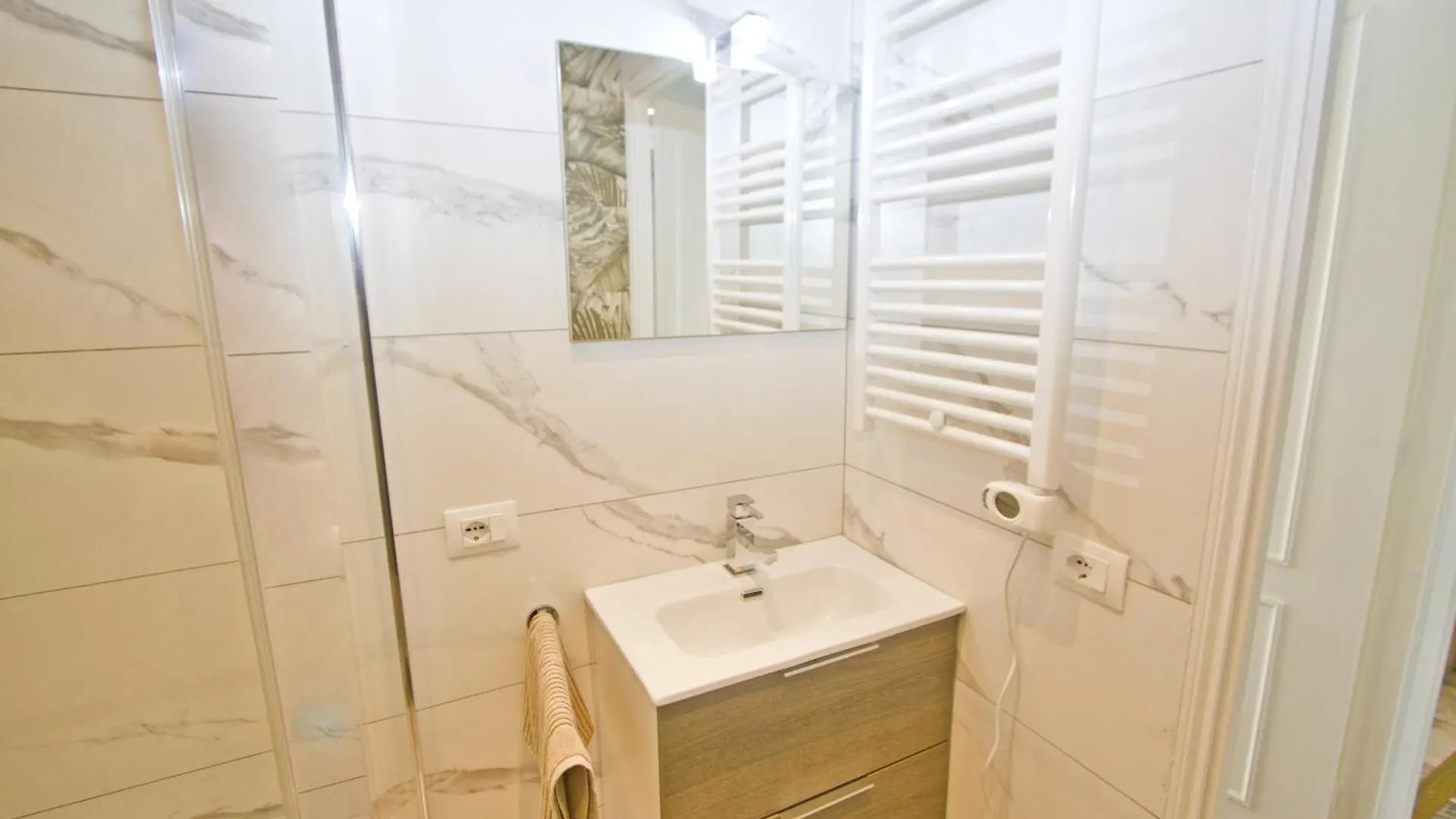 Apartment Luxury Sea Front Condo Milord Nice