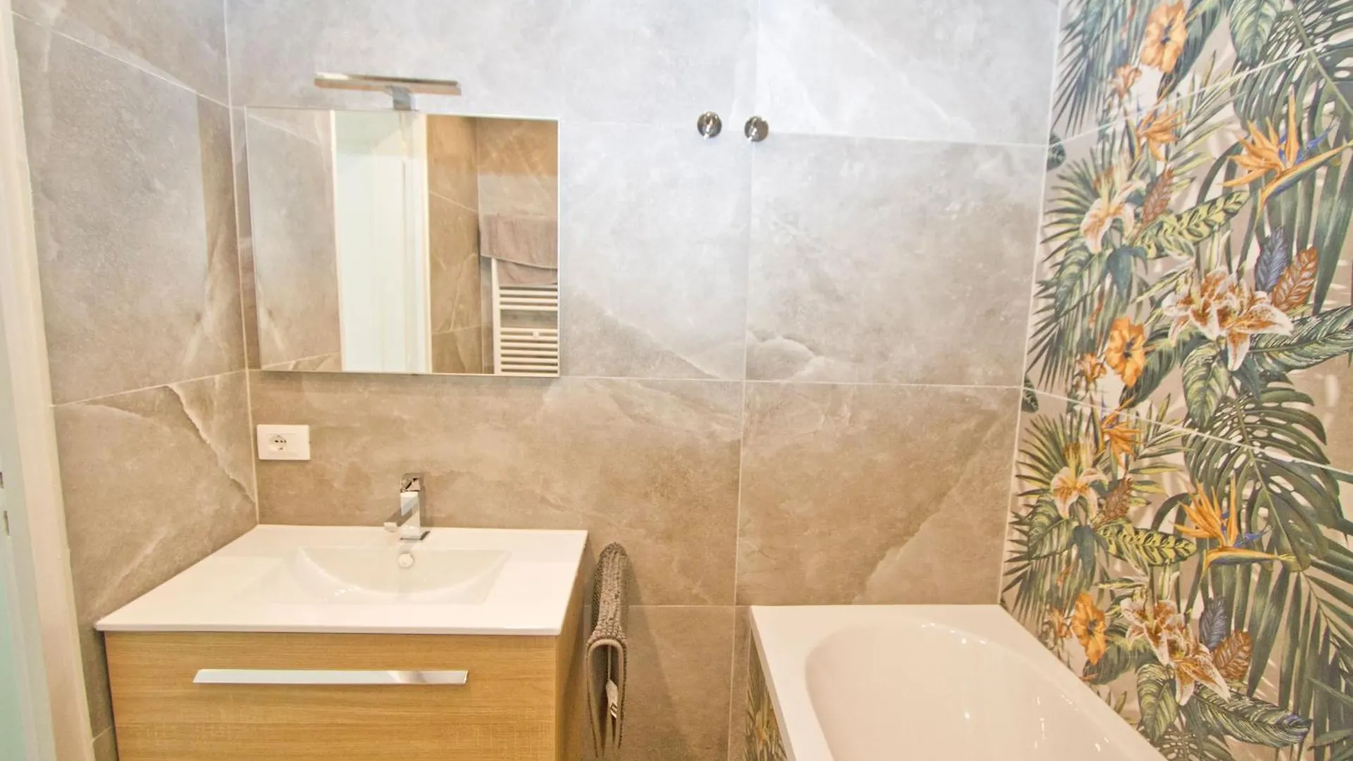 Luxury Sea Front Condo Milord Nice Apartment